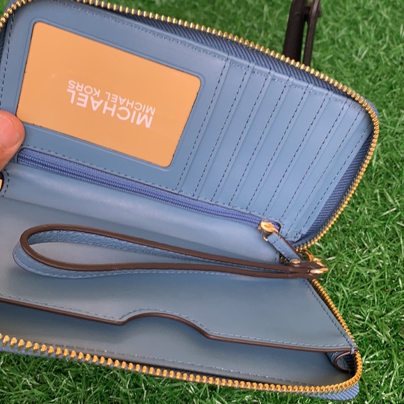 MICHAEL KORS JET SET TRAVEL LG FLAT MF PHN CASE - Picture 14 of 16